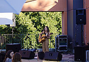Singer/Songwriterin Sunny Acc's steht mit ihrer Akustik-Gitarre auf der Dachterrasse beim Funkstation Festival