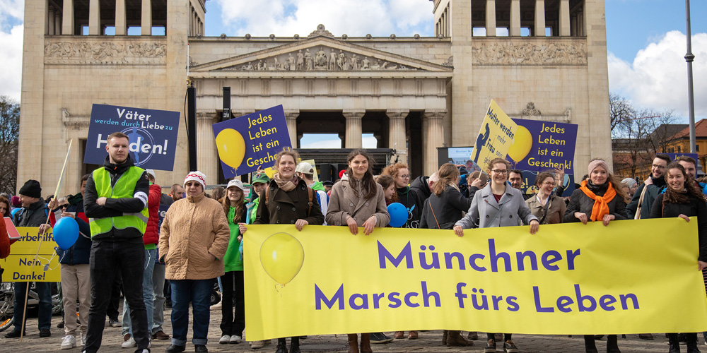 Teilnehmer*innen des 3. Münchner „Marsch fürs Leben“ stellen sich auf. Foto Anne Wild
