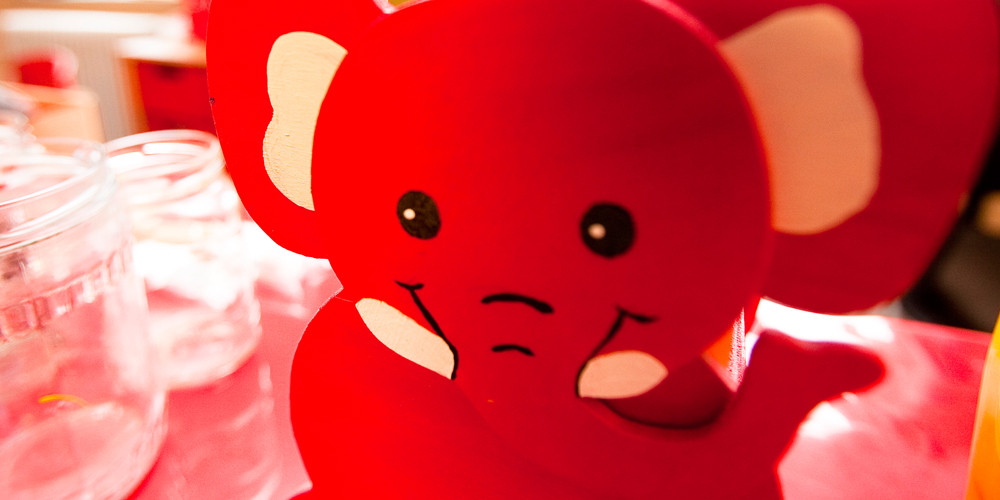 Roter Elefant Dschupa