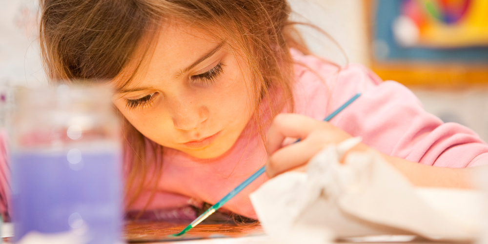 Mädchen konzentriert am Zeichnen | Ferienbetreuung Dschungelpalast
