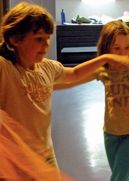 Tanzende Mädchen bei Hüpfkäfer und Sausewind | Dschungelpalast