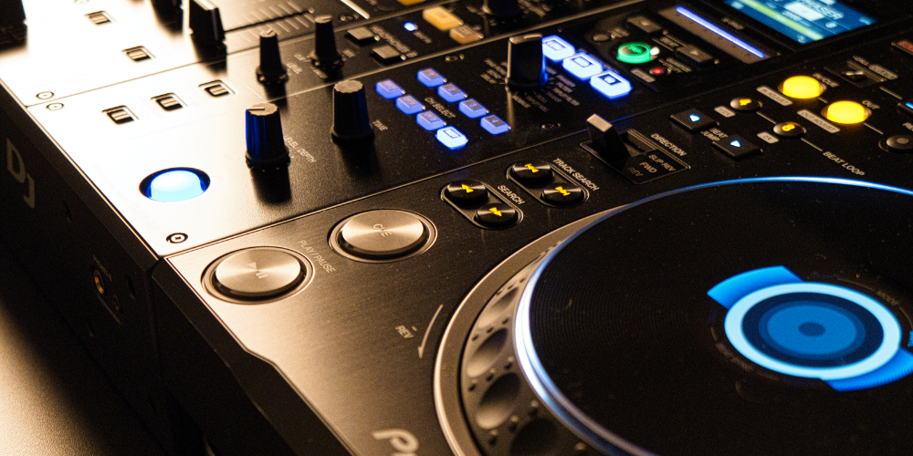 Nahaufnahme DJ Technik Pioneer CDJ und DJM (c) Feierwerk Fachstelle Pop