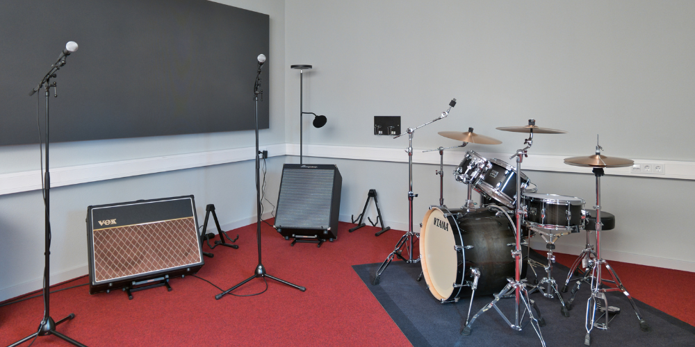 Feierwerk AMP Raum 02 Drums und_Amps schraeg (c) Feierwerk Fachstelle Pop