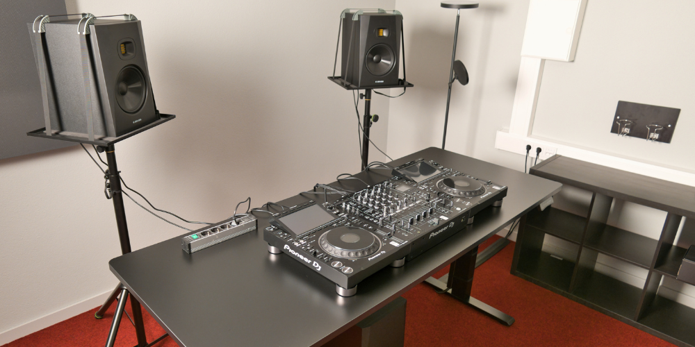 Feierwerk AMP Raum 08 DJ Table Draufsicht (c) Feierwerk Fachstelle Pop