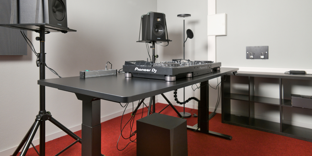 Feierwerk AMP Raum 08 DJ Table seitlich (c) Feierwerk Fachstelle_Pop