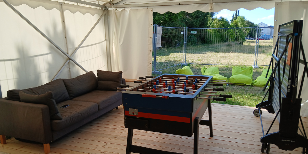 Interim Jugendtreff Sendling-Westpark im Zelt mit Couch und Tischkicker (c) Feierwerk