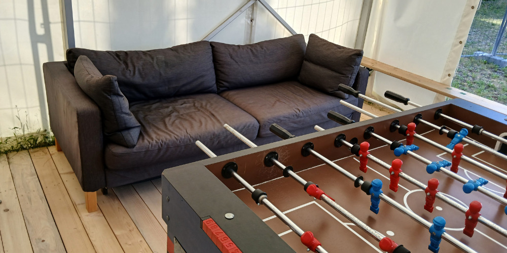 Interim Jugendtreff Sendling-Westpark im Zelt mit Couch und Tischkicker andere Ansicht(c) Feierwerk