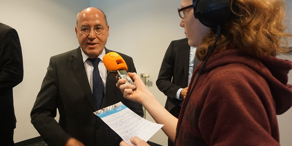 Politiker Gregor Gysi im Interview in der Südpolshow