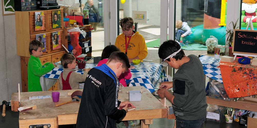 Kinder werkeln in der Kreaktiv-Werkstatt der Feierwerk Südpolstation