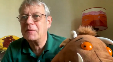 Axel Scheffler mit dem Grüffelo beim Interview
