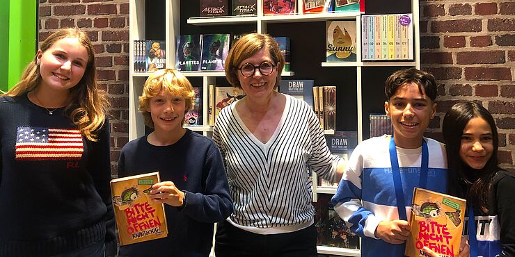 Reporter*innen mit der Autorin auf der Frankfurter Buchmesse 2024