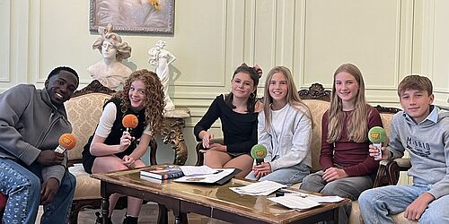 Alexa Goodall und Araloyin Oshunremi mit Reporterteam