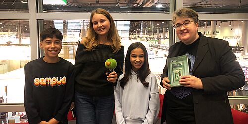Reporterteam mit Autorin Maja Ilisch auf der Buchmesse 2024 in Frankfurt
