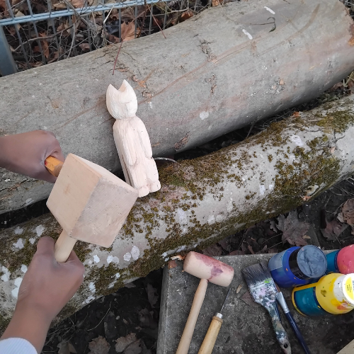Baumstamm schnitzen in der Feierwerk Südpolstation