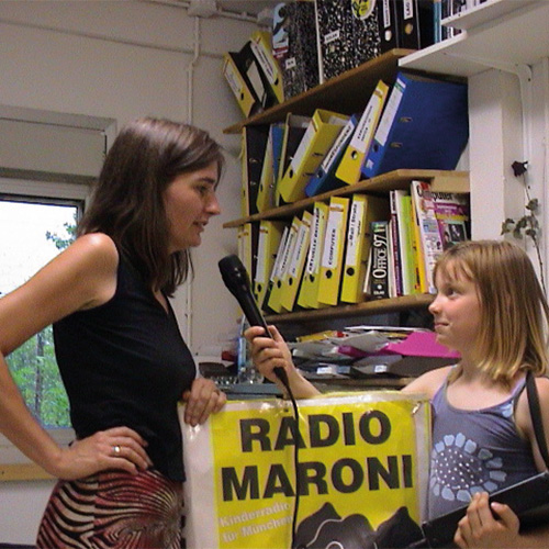 Patricia Bodensohn bei einem Interview mit einer Kinderreporterin für den Beitrag "Money makes the world go round" für Radio Maroni, 1998 