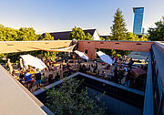 Tolle Stimmung auf der Dachterrasse bei super Wetter beim Funkstation Festival zum 5-jährigen Bestehen der Feierwerk Funkstation