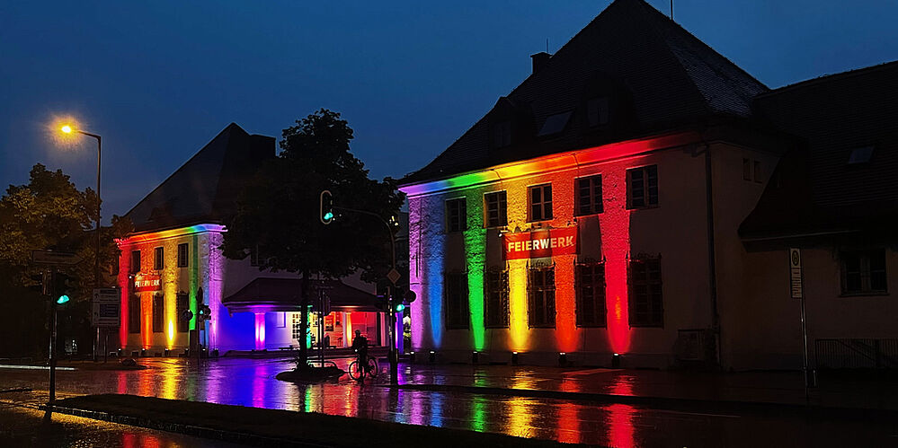 Das Feierwerk in der Hansastraße 39-41 im München bei Nacht mit bunter Beleuchtung