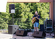 Der Musiker und Songwriter Clemens Ripp eröffnet die Bühne auf der Dachterrasse beim Funkstation Festival
