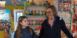 Reporterin Lucia im Spielzeugladen Brauseschwein