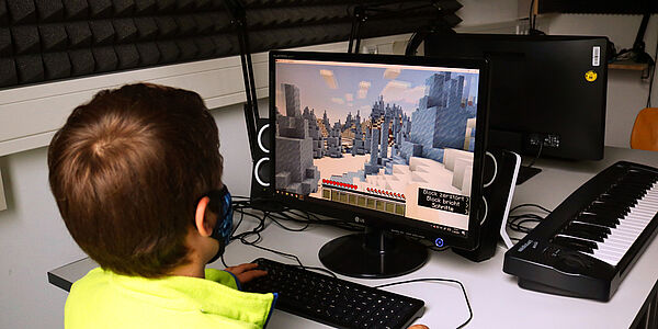 Severin spielt Minecraft im Medien Labor der Feierwerk Funkstation