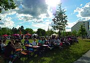 Auf den Bierbänken den Blauen Himmel genießen 