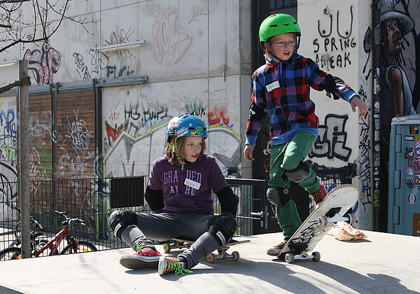 Lisa und Benjamin (Namen geändert) staunen, was man mit dem Skateboard so alles machen kann