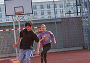 Auf dem Sportplatz vom Feierwerk Trafixx kannst du Fussball spielen