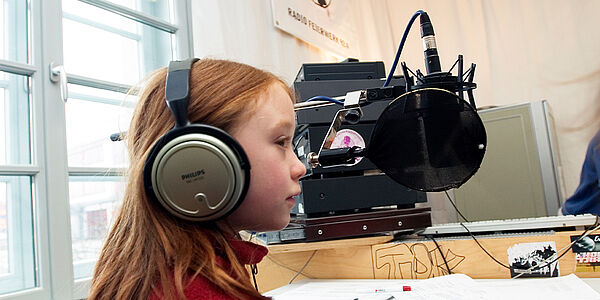Radio Feierwerk Kurzwelle Kinder beim Zuhoeren