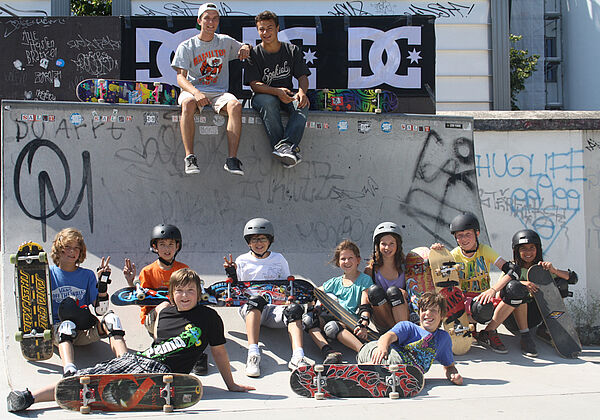 So machen die Ferien Spaß, beim Skateboard fahren lernen 