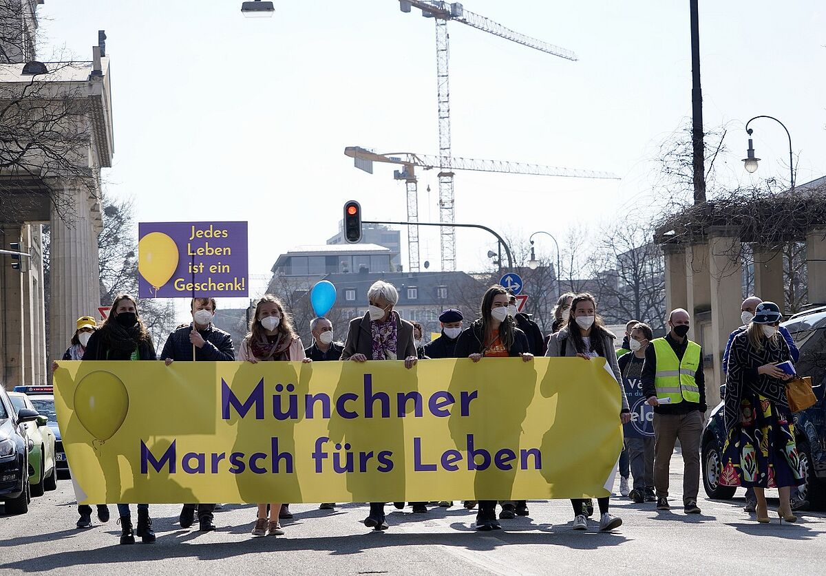 Gabriele Kuby am Fronttransparent des 2. Münchner Marsch fürs Leben 2022