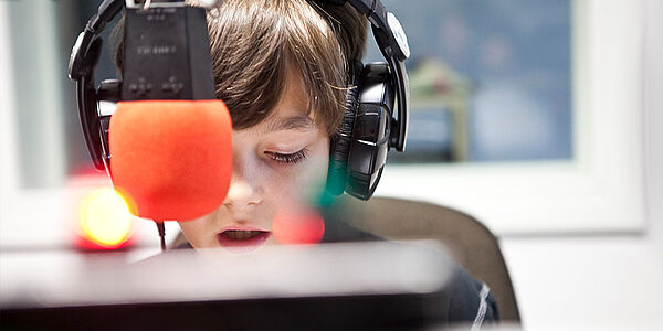 Radio Feierwerk Kurzwelle Kind beim Einsprechen