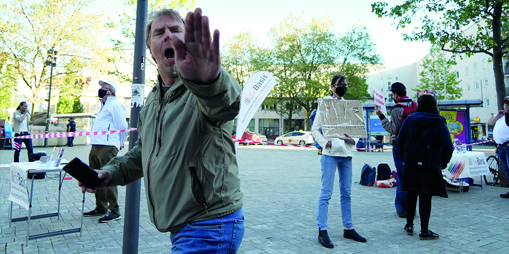 Bei Versammlungen der Pandemieleugner*innenszene greifen Teil-nehmende immer wieder Medienvertreter*innen an. Foto: Anne Wild