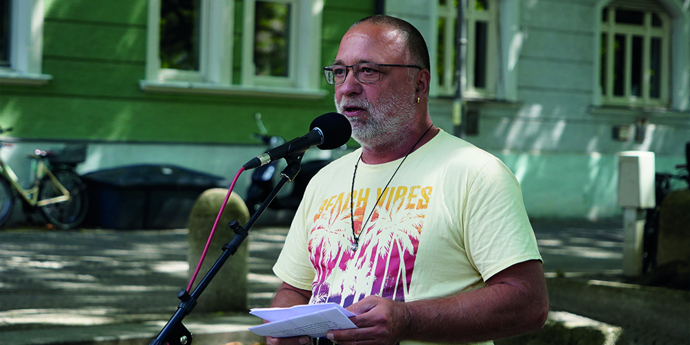 Der Aktivist der Reichsbürger*innenszene Frank R. spricht im Sommer 2022 auf einer Kundgebung von Ulrike P. in München. Foto: Lina Dahm