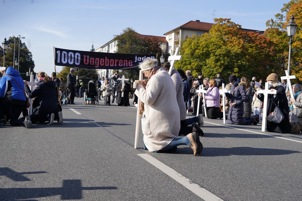 Kniende Abtreibungsgegner*innen beim 1000-Kreuze-Marsch München Oktober 2021