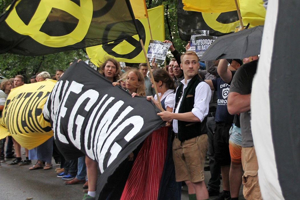 Identitäre Aktivist*innen bei einer Demonstration in Berlin. Foto Anne Wild