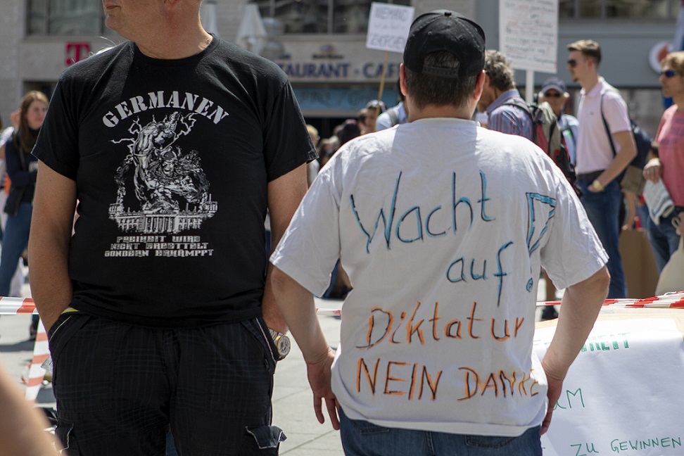 Rechte und Kämpfer*innen gegen eine angebliche „Diktatur“ Seite an Seite. Foto: Anne Wild