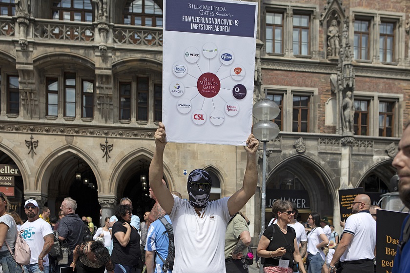 Plakat auf einer Kundgebung der Pandemieleugner*innenszene: Verschwörungserzählungen nicht nur zu Corona. Foto: Anne Wild 