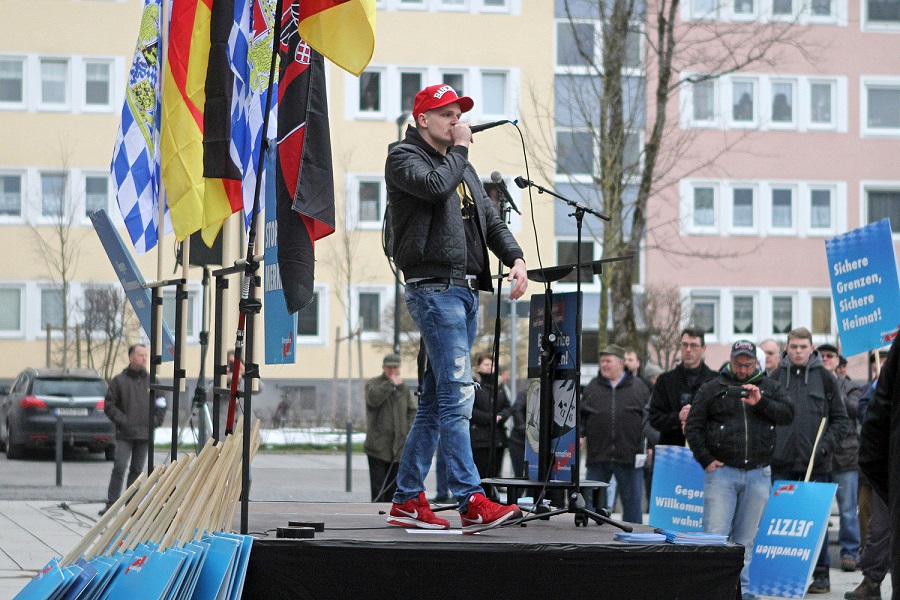 Der nationalistische Rapper „Chris Ares“ bei einem Auftritt im Jahr 2016. Foto Anne Wild 