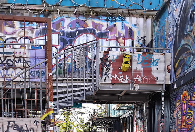 Foto Ausflug in den Atelierpark mit der Feierwerk Südpolstation. Zu sehen sind besprayte Container.