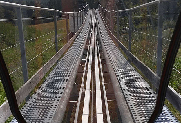 Foto Sommerrodeln mit Feierwerk Boom. Zu sehen ist die Strecke der Rodelbahn.