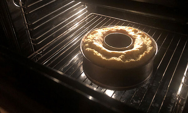 KÜCHE REGIONAL — KUCHEN BACKEN