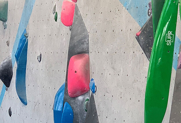 Foto Bouldern & Grillen mit Feierwerk Boom. Zu sehen ist eine Boulderwand.