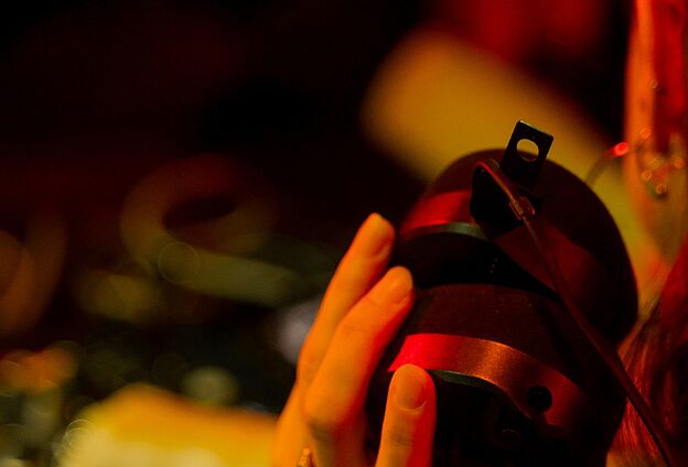 Foto MINTA* Music Days in der Feierwerk Funkstation. Zu sehen ist ein Köpfhörerpaar im Vordergrund und ein DJ-Deck im Hintergrund.