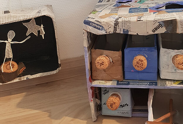Foto Designobjekte in der Feierwerk Südpolstation. Zu sehen sind gebastelte Möbelstücke.