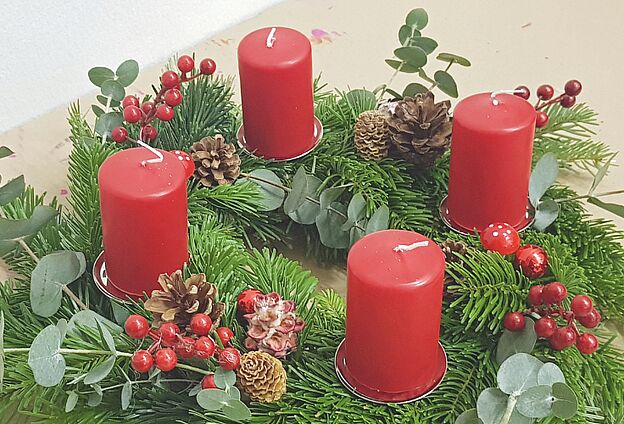 Adventskranzbinden
