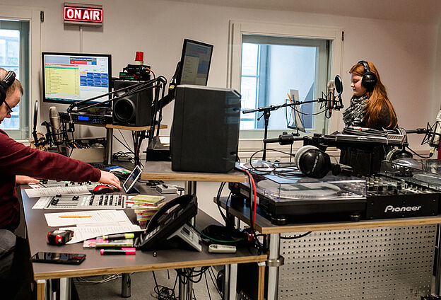 Foto Besuch bei Radio Feierwerk mit Feierwerk Boom. Zu sehen ist das Radio-Studio.