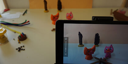 Foto Trickfilm-Workshop in der Feierwerk Funkstation. Zu sehen sind Knetfiguren auf einem Bildschirm.