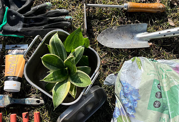AUS ALT WIRD BLUMENTOPF