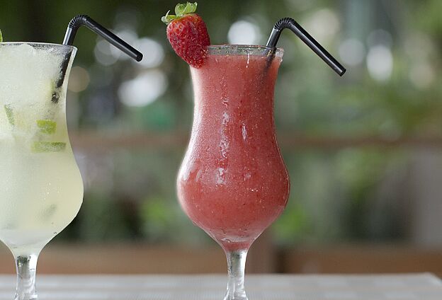 Foto Cocktails mixen in der Feierwerk Südpolstation. Zu sehen sind zwei gefüllte Cocktailgläser.