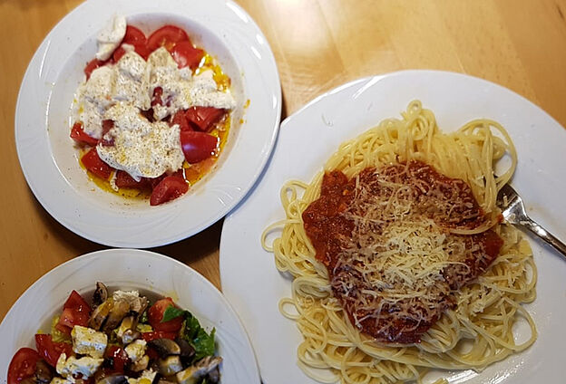 Foto Das perfekte Menü bei Feierwerk Boom. Zu sehen sind drei Teller mit italienischem Essen.